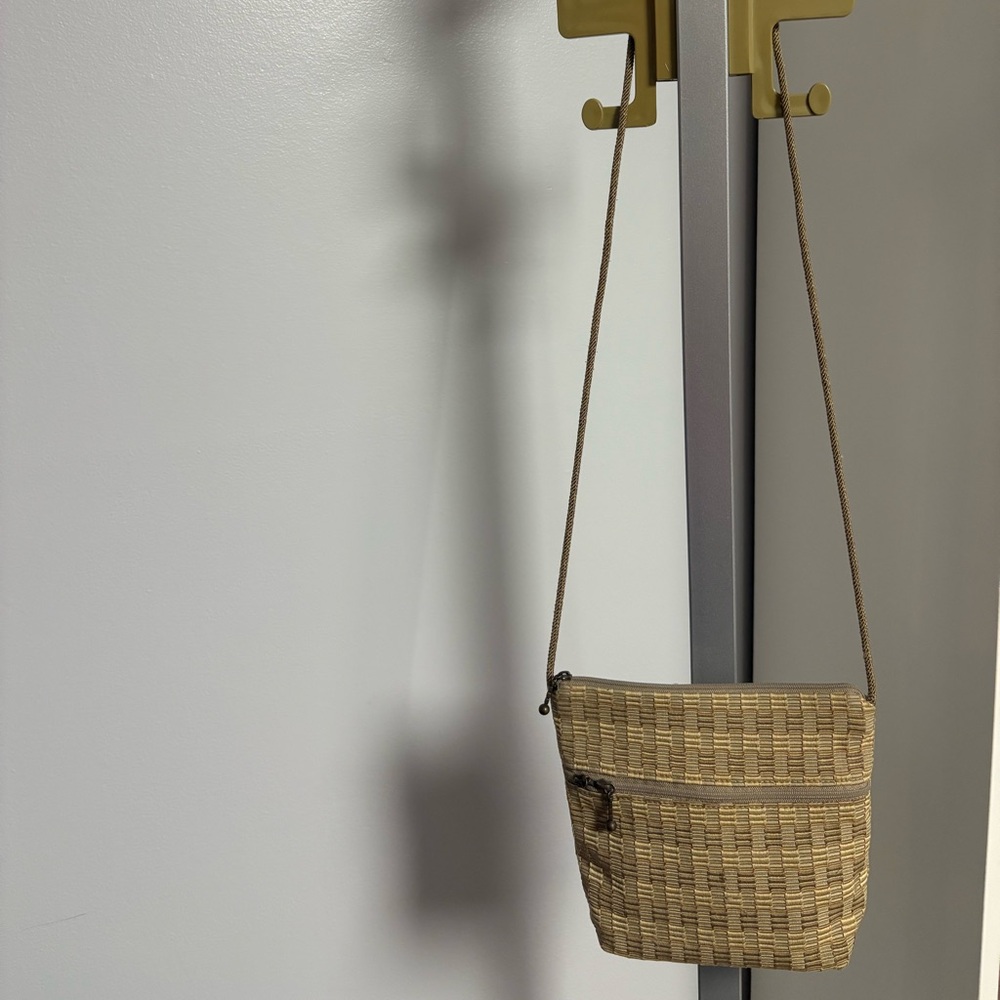 Elegant Beige Woven Shoulder Bag - Picture 4 of 4